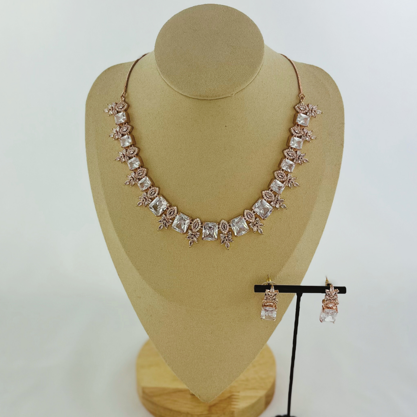 Rosegold necklace set with clear white stones. Set includes necklace & earrings. Prefect for Indian weddings, parties and special occasions. Latest 2023 fashion. High end Indian fashion jewellery with top quality stones and beads.