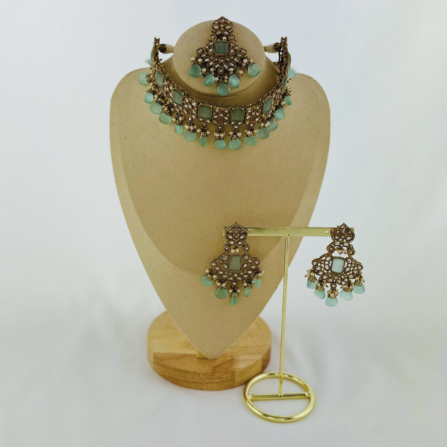 Set includes necklace, tikka & earrings. Prefect for Indian weddings, parties and special occasions. Latest 2023 fashion. High end Indian fashion jewellery with top quality stones and beads.