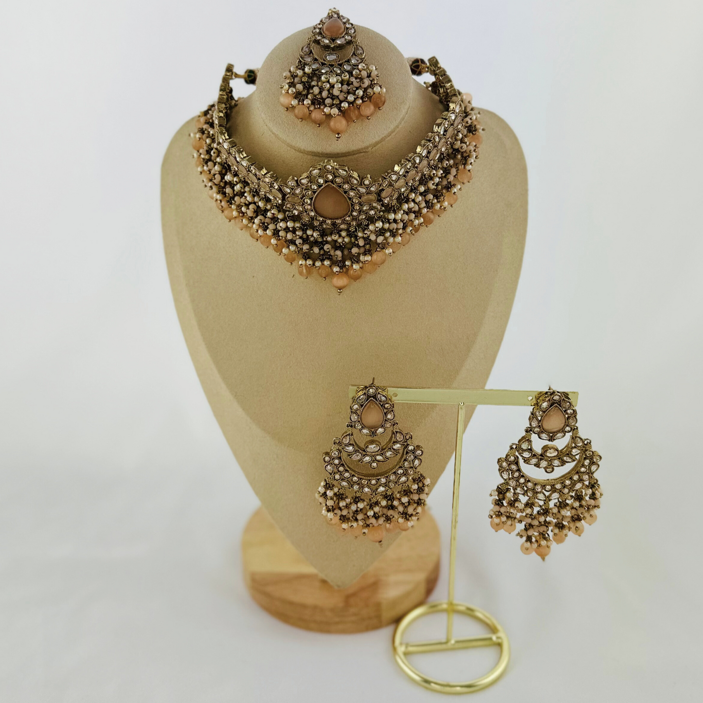 Choker set with peach beads and stones. Set includes necklace, tikka & earrings. Prefect for Indian weddings, parties and special occasions. Latest 2023 fashion. High end Indian fashion jewellery with top quality stones and beads.