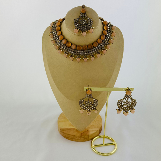 Necklace set with peach stones and beads. Set includes necklace, tikka & earrings. Prefect for Indian weddings, parties and special occasions. Latest 2023 fashion. High end Indian fashion jewellery with top quality stones and beads.