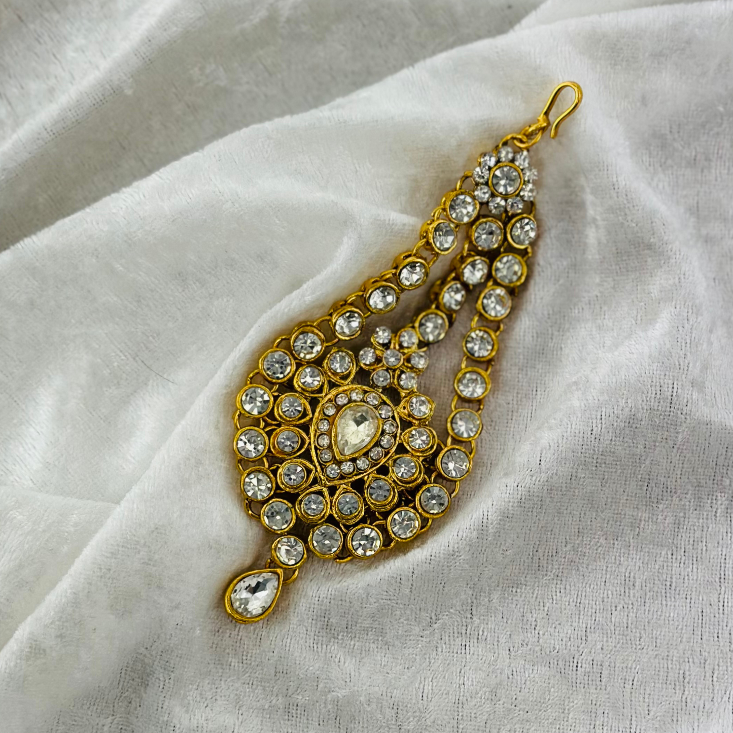 Passa with clear white stones. Prefect for Indian weddings, parties and special occasions. Latest 2023 fashion. High end Indian fashion jewellery with top quality stones and beads.
