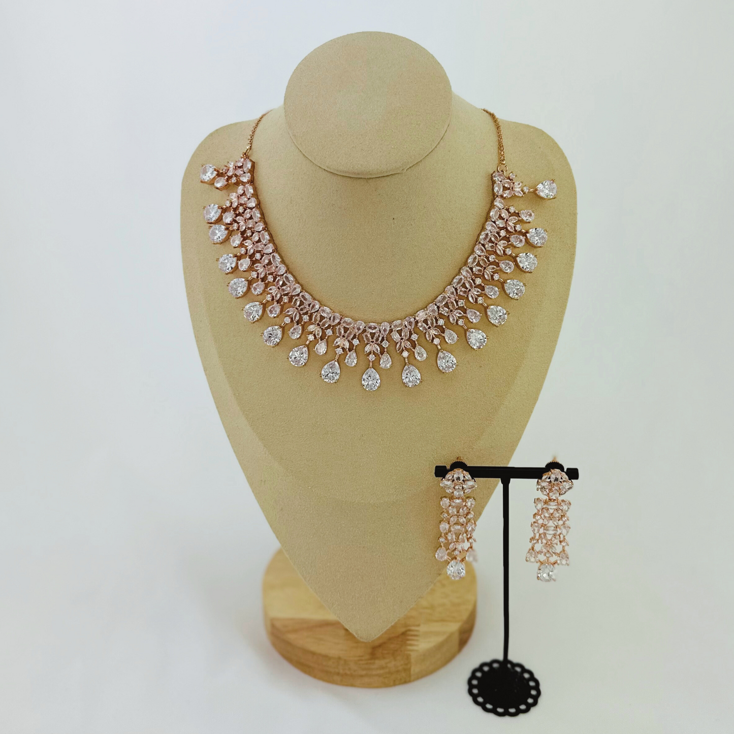 Rosegold necklace set with clear white stones. Set includes necklace & earrings. Prefect for Indian weddings, parties and special occasions. Latest 2023 fashion. High end Indian fashion jewellery with top quality stones and beads.