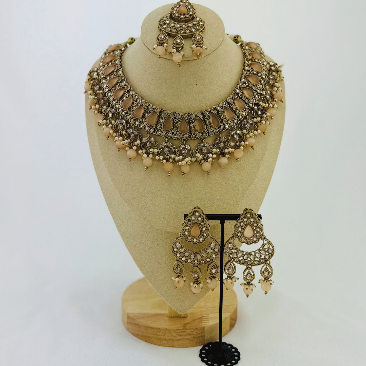 Necklace set with peach beads and stone. Set includes necklace, tikka & earrings. Prefect for Indian weddings, parties and special occasions. Latest 2023 fashion. High end Indian fashion jewellery with top quality stones and beads.