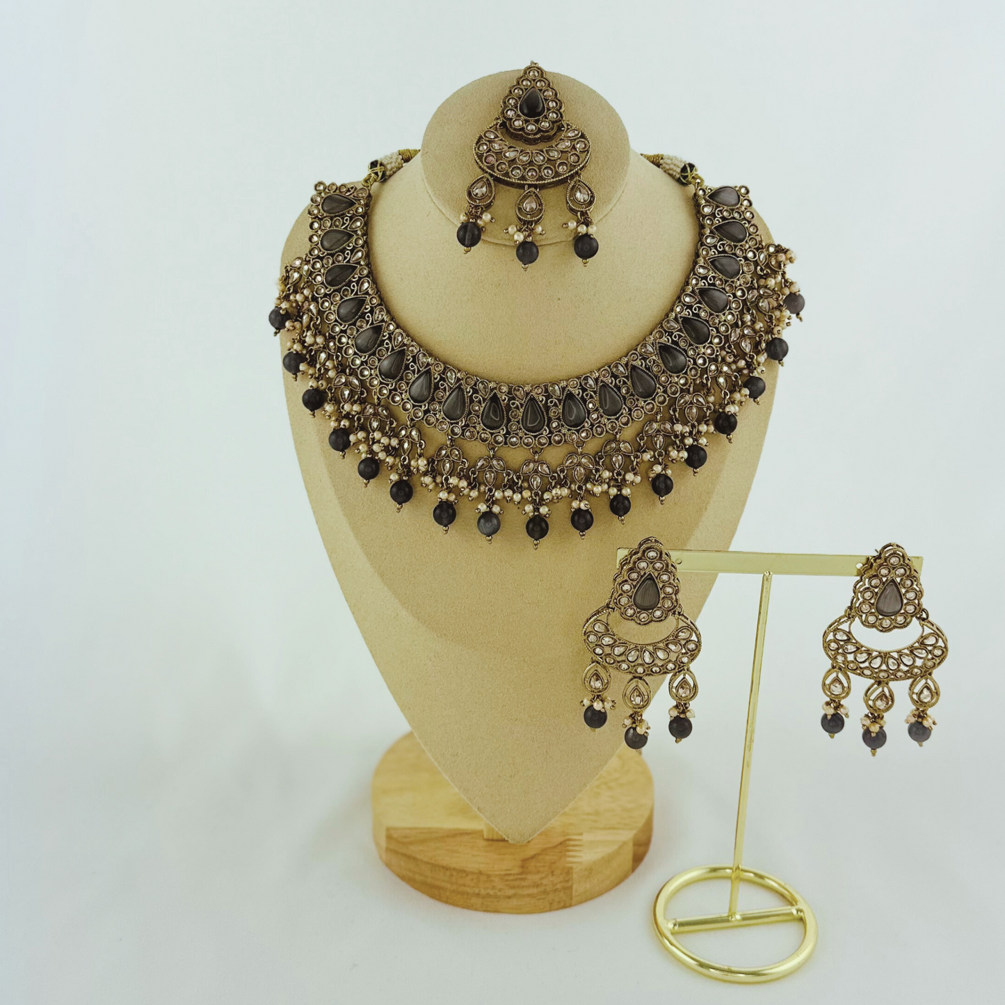 Necklace set with grey beads and stone. Set includes necklace, tikka & earrings. Prefect for Indian weddings, parties and special occasions. Latest 2023 fashion. High end Indian fashion jewellery with top quality stones and beads.