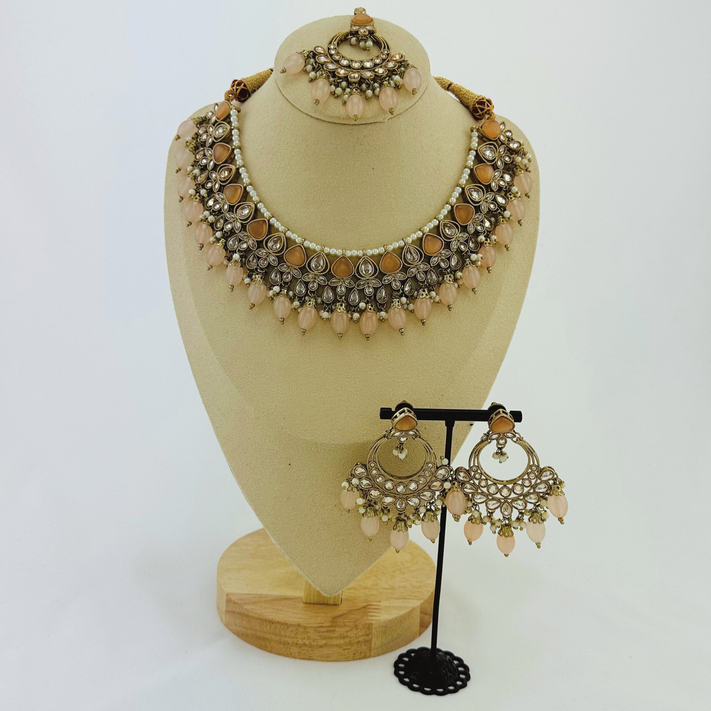 Necklace set with peach stones and beads. Set includes necklace, tikka & earrings. Prefect for Indian weddings, parties and special occasions. Latest 2023 fashion. High end Indian fashion jewellery with top quality stones and beads.