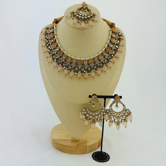 Necklace set with peach stones and beads. Set includes necklace, tikka & earrings. Prefect for Indian weddings, parties and special occasions. Latest 2023 fashion. High end Indian fashion jewellery with top quality stones and beads.