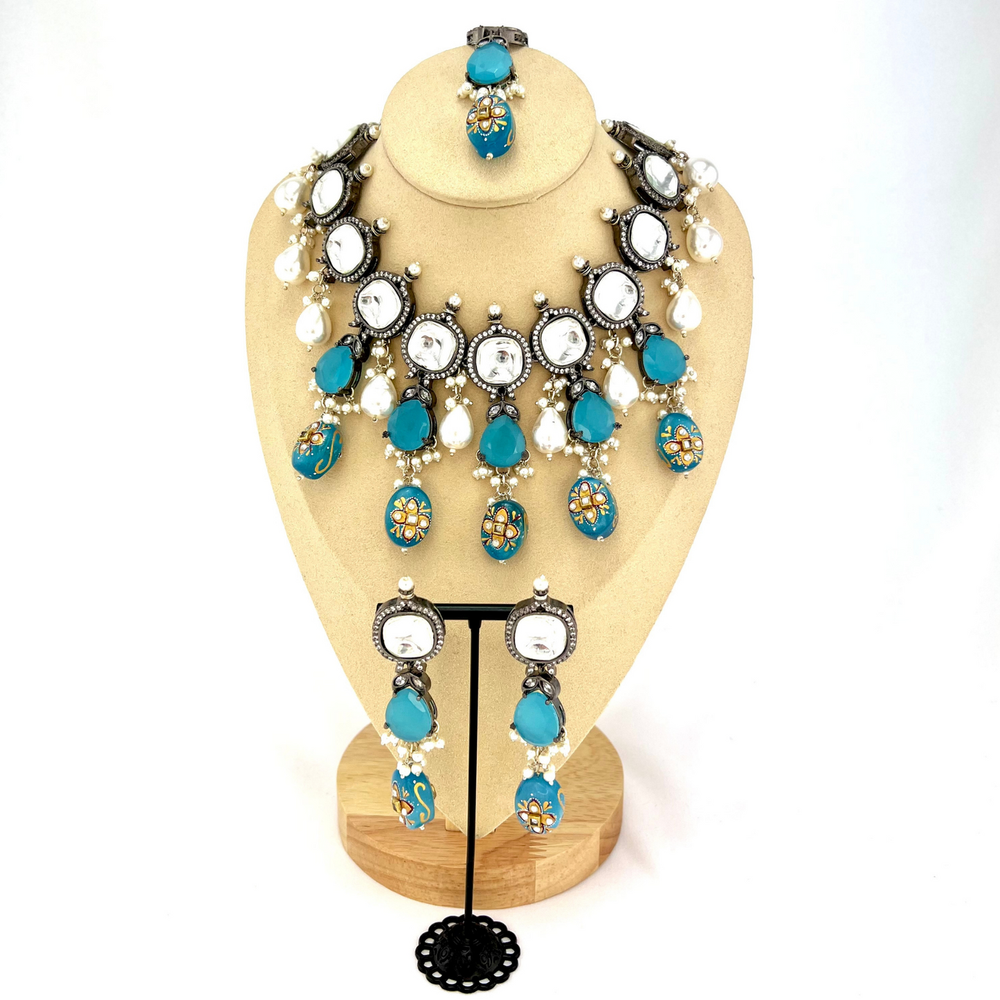 Kundan necklace set with with clear and blue stones. Set includes necklace, tikka and earrings. Prefect for Indian weddings, parties and special occasions. Latest 2022 fashion. High end Indian fashion jewellery with top quality stones and beads.