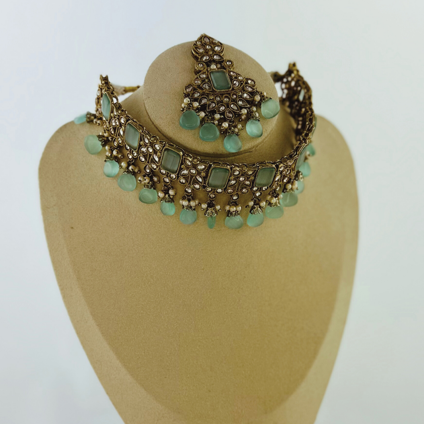 Set includes necklace, tikka & earrings. Prefect for Indian weddings, parties and special occasions. Latest 2023 fashion. High end Indian fashion jewellery with top quality stones and beads.
