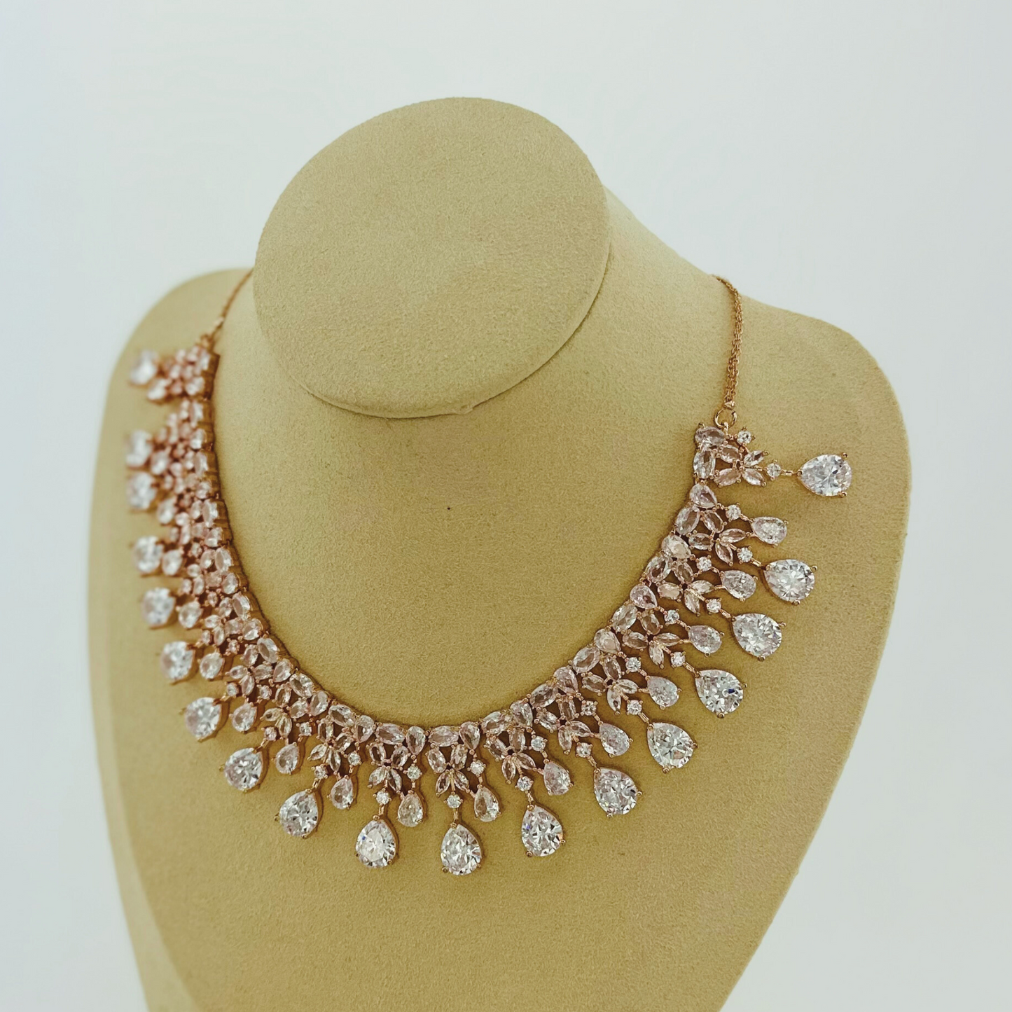 Rosegold necklace set with clear white stones. Set includes necklace & earrings. Prefect for Indian weddings, parties and special occasions. Latest 2023 fashion. High end Indian fashion jewellery with top quality stones and beads.