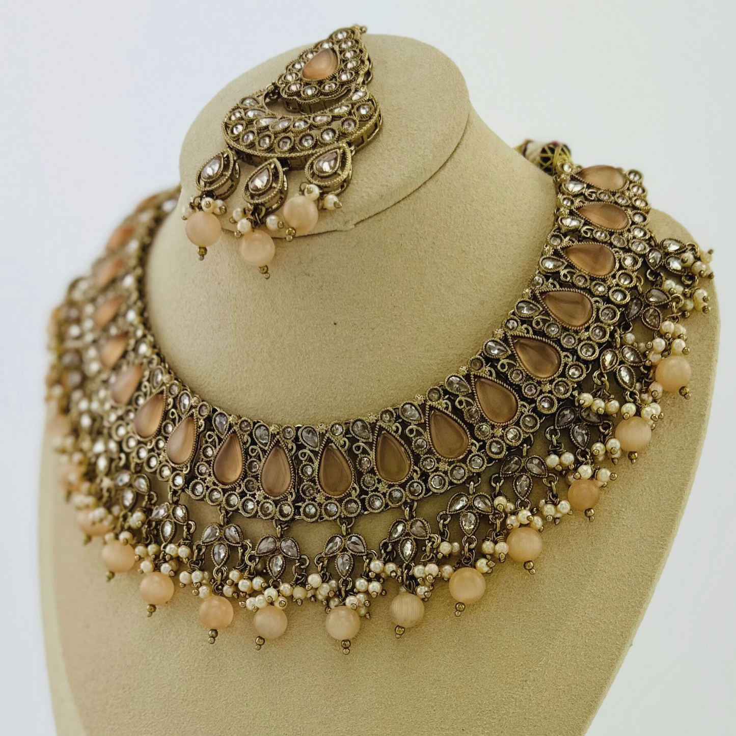Necklace set with peach beads and stone. Set includes necklace, tikka & earrings. Prefect for Indian weddings, parties and special occasions. Latest 2023 fashion. High end Indian fashion jewellery with top quality stones and beads.