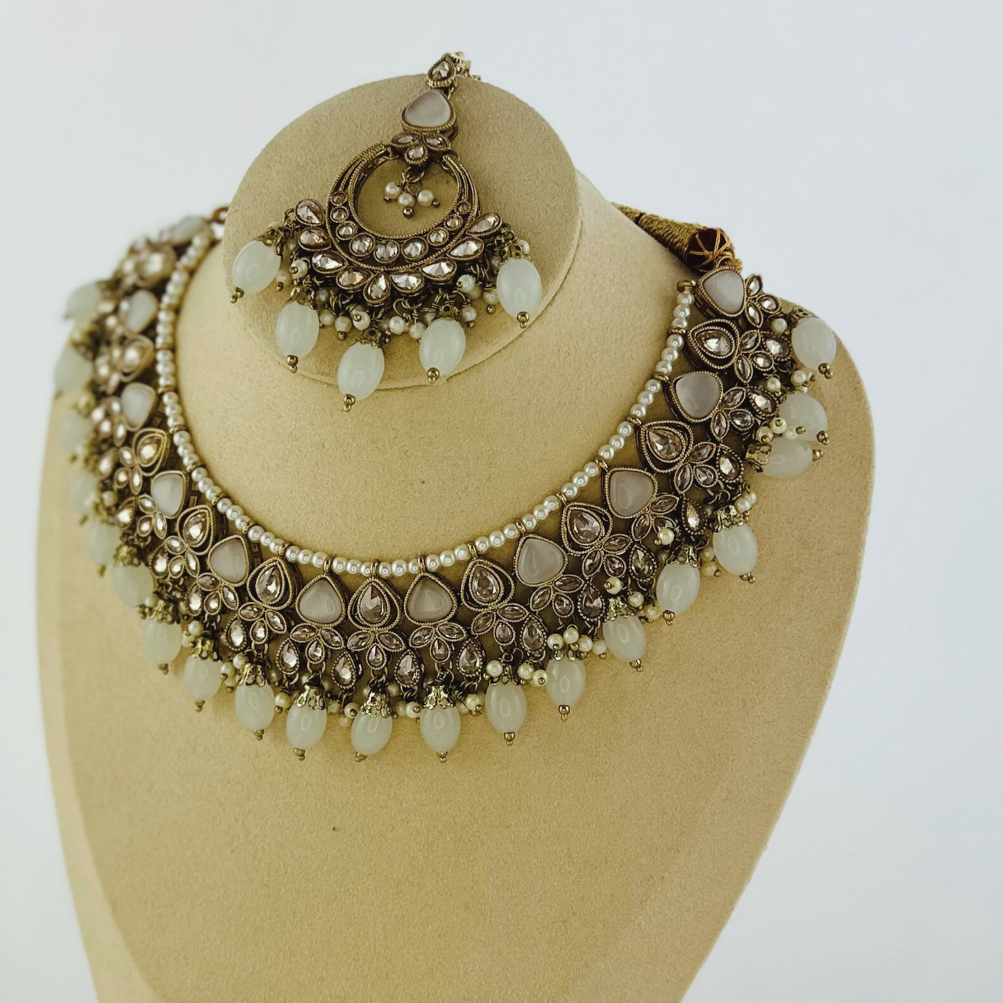 Necklace set with light grey stones and beads. Set includes necklace, tikka & earrings. Prefect for Indian weddings, parties and special occasions. Latest 2023 fashion. High end Indian fashion jewellery with top quality stones and beads.