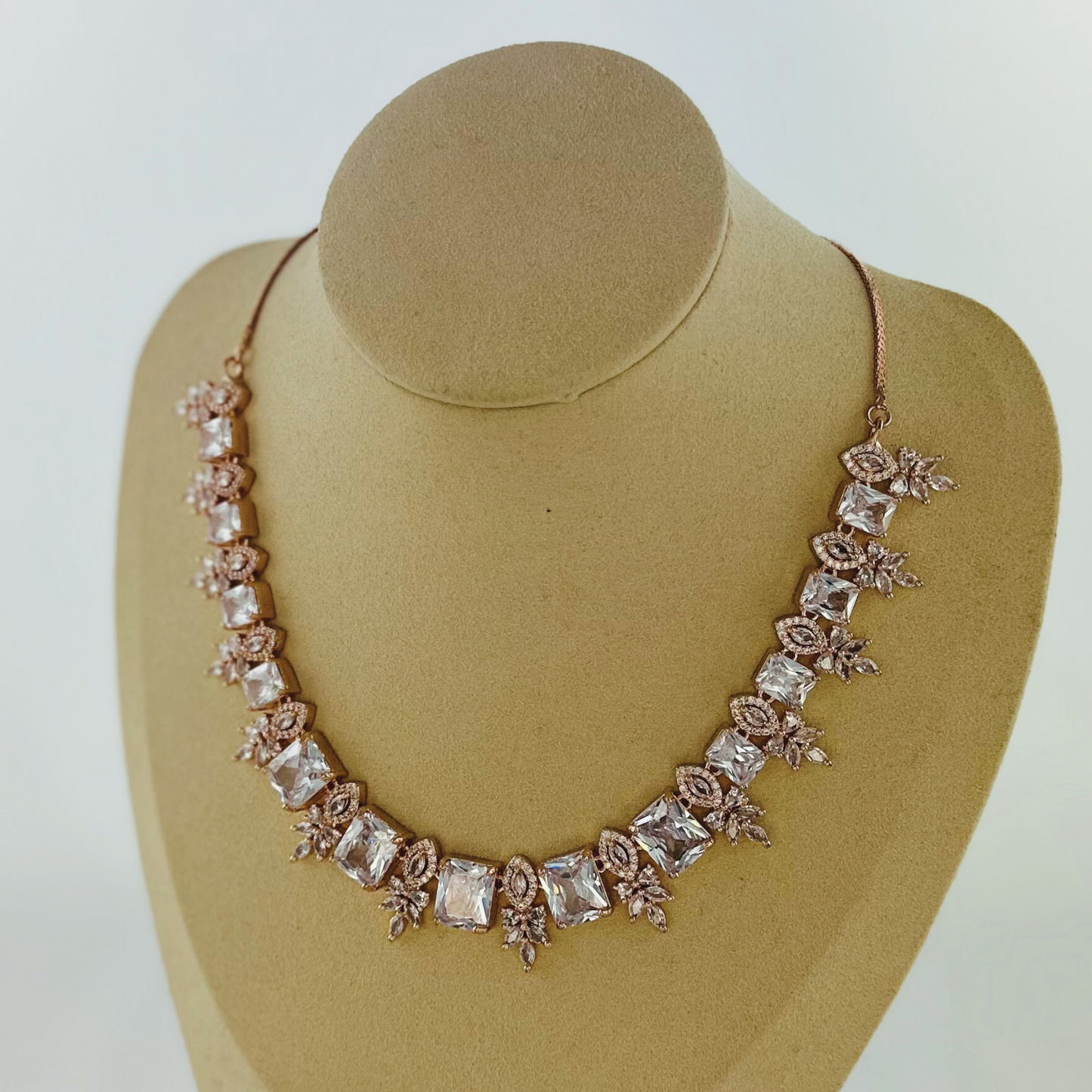 Rosegold necklace set with clear white stones. Set includes necklace & earrings. Prefect for Indian weddings, parties and special occasions. Latest 2023 fashion. High end Indian fashion jewellery with top quality stones and beads.
