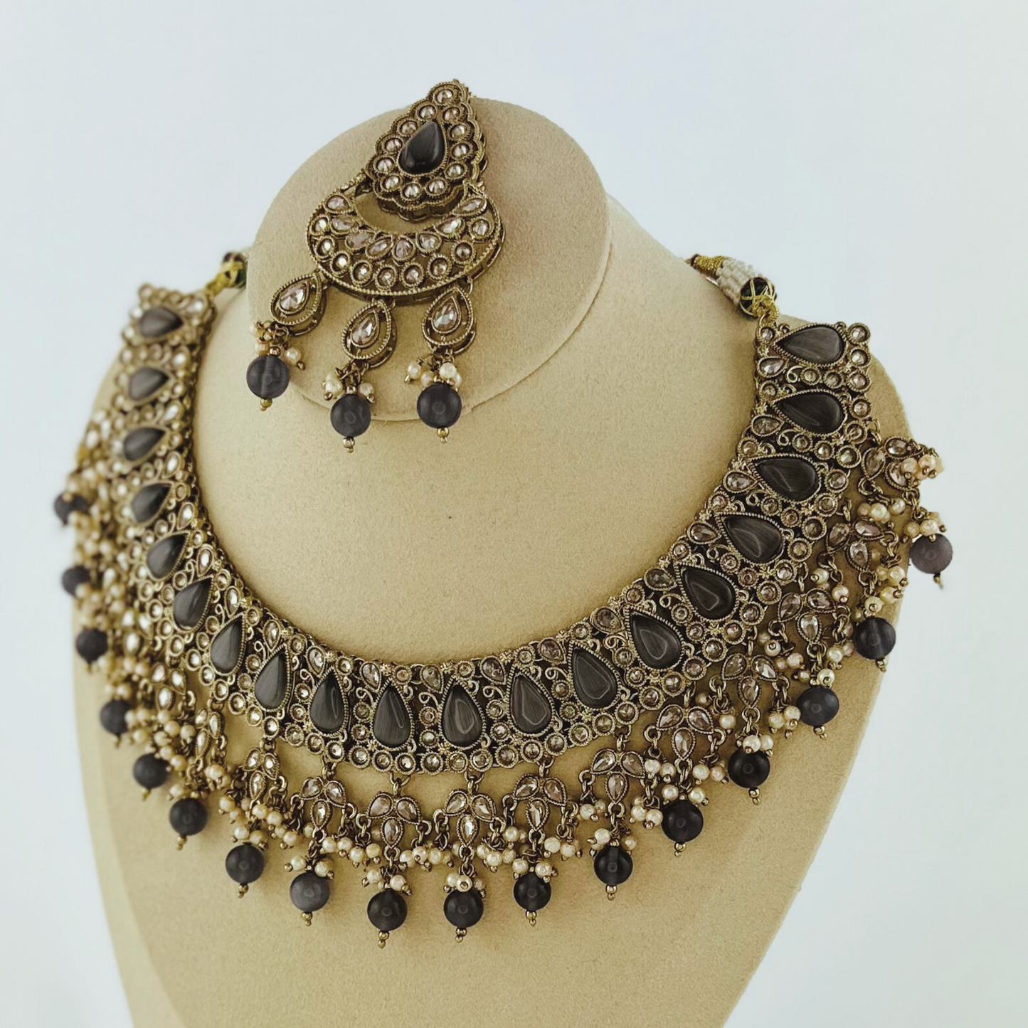 Necklace set with grey beads and stone. Set includes necklace, tikka & earrings. Prefect for Indian weddings, parties and special occasions. Latest 2023 fashion. High end Indian fashion jewellery with top quality stones and beads.