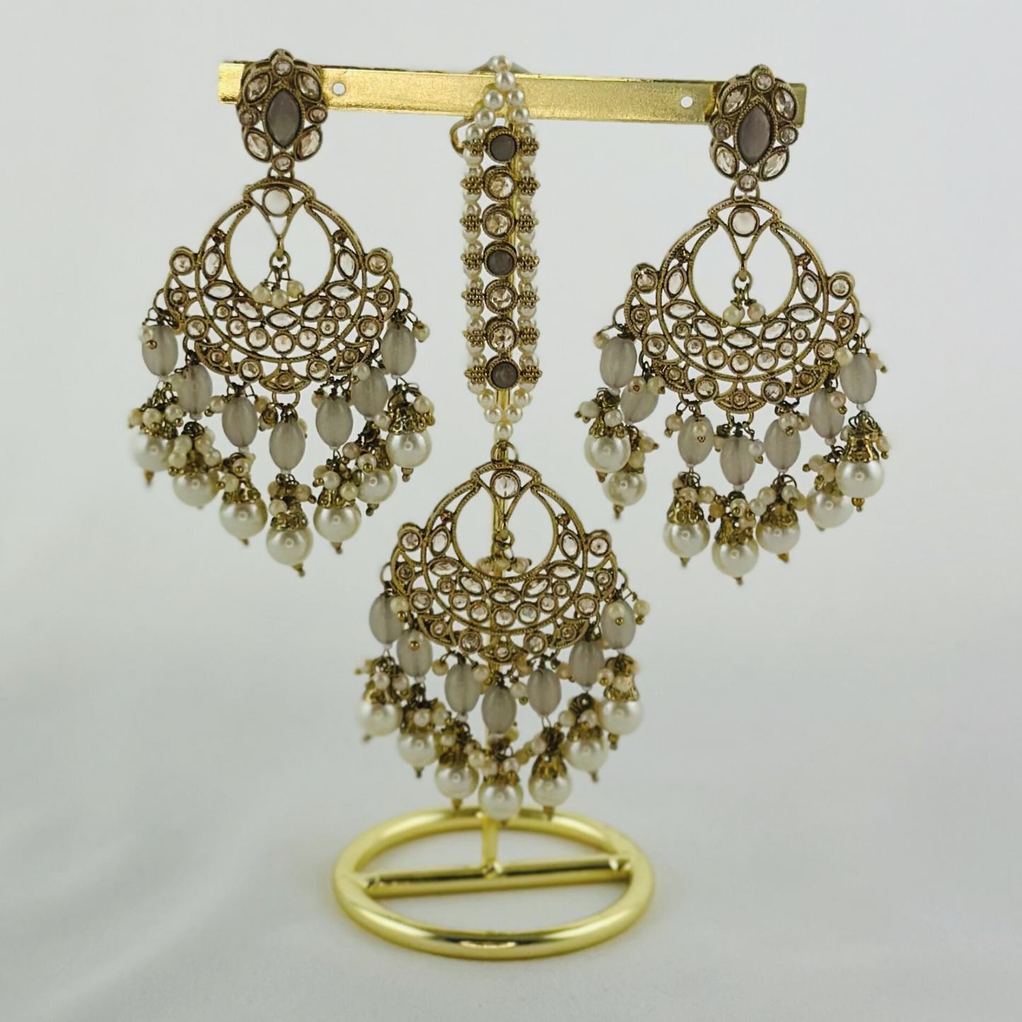 Necklace set with grey stones and white pearl beads. Set includes necklace, tikka & earrings. Prefect for Indian weddings, parties and special occasions. Latest 2023 fashion. High end Indian fashion jewellery with top quality stones and beads.