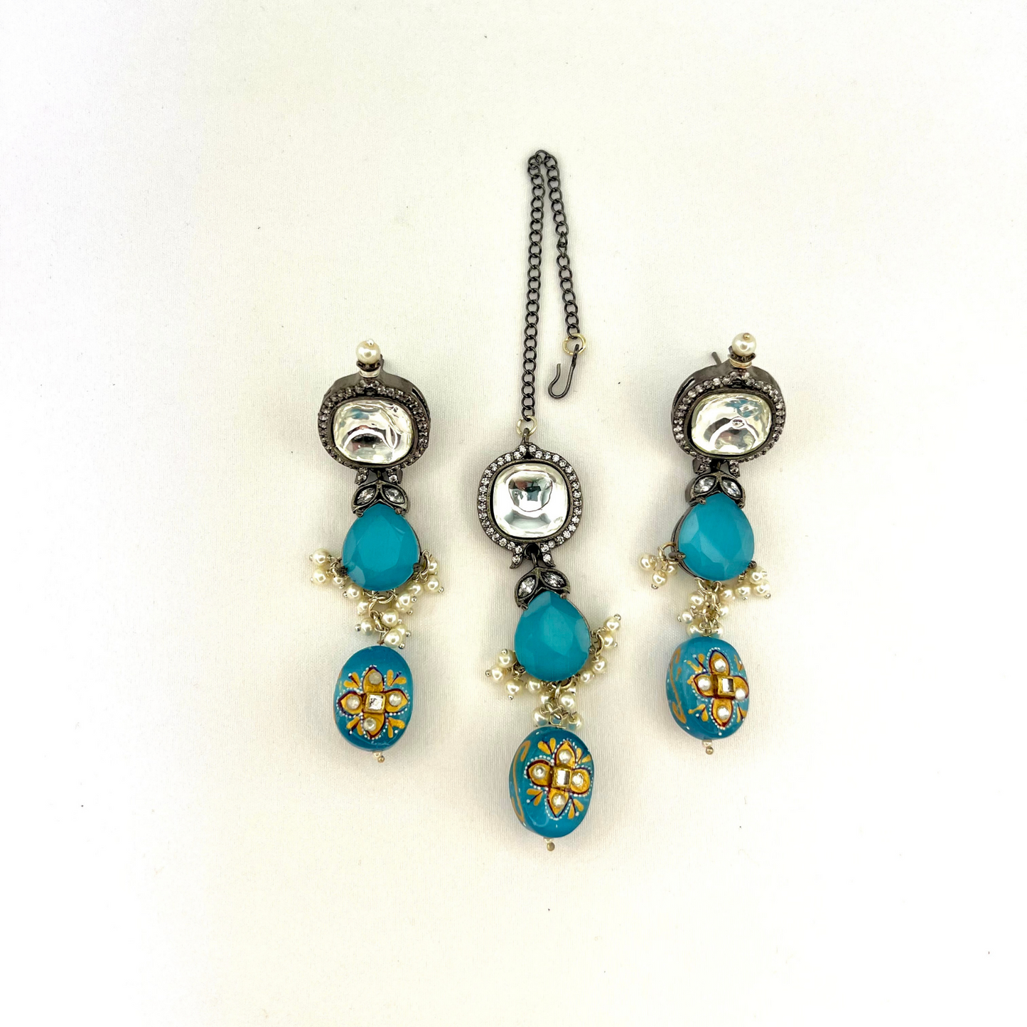 Kundan necklace set with with clear and blue stones. Set includes necklace, tikka and earrings. Prefect for Indian weddings, parties and special occasions. Latest 2022 fashion. High end Indian fashion jewellery with top quality stones and beads.