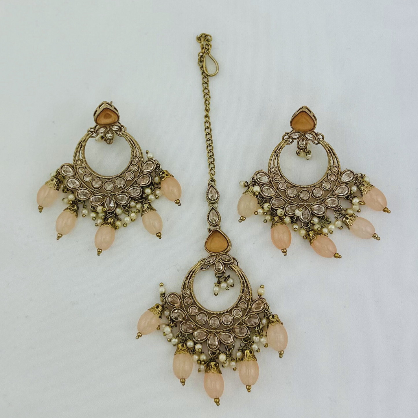 Necklace set with peach stones and beads. Set includes necklace, tikka & earrings. Prefect for Indian weddings, parties and special occasions. Latest 2023 fashion. High end Indian fashion jewellery with top quality stones and beads.