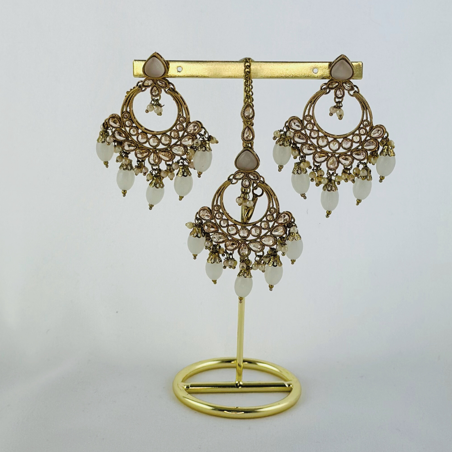 Necklace set with light grey stones and beads. Set includes necklace, tikka & earrings. Prefect for Indian weddings, parties and special occasions. Latest 2023 fashion. High end Indian fashion jewellery with top quality stones and beads.