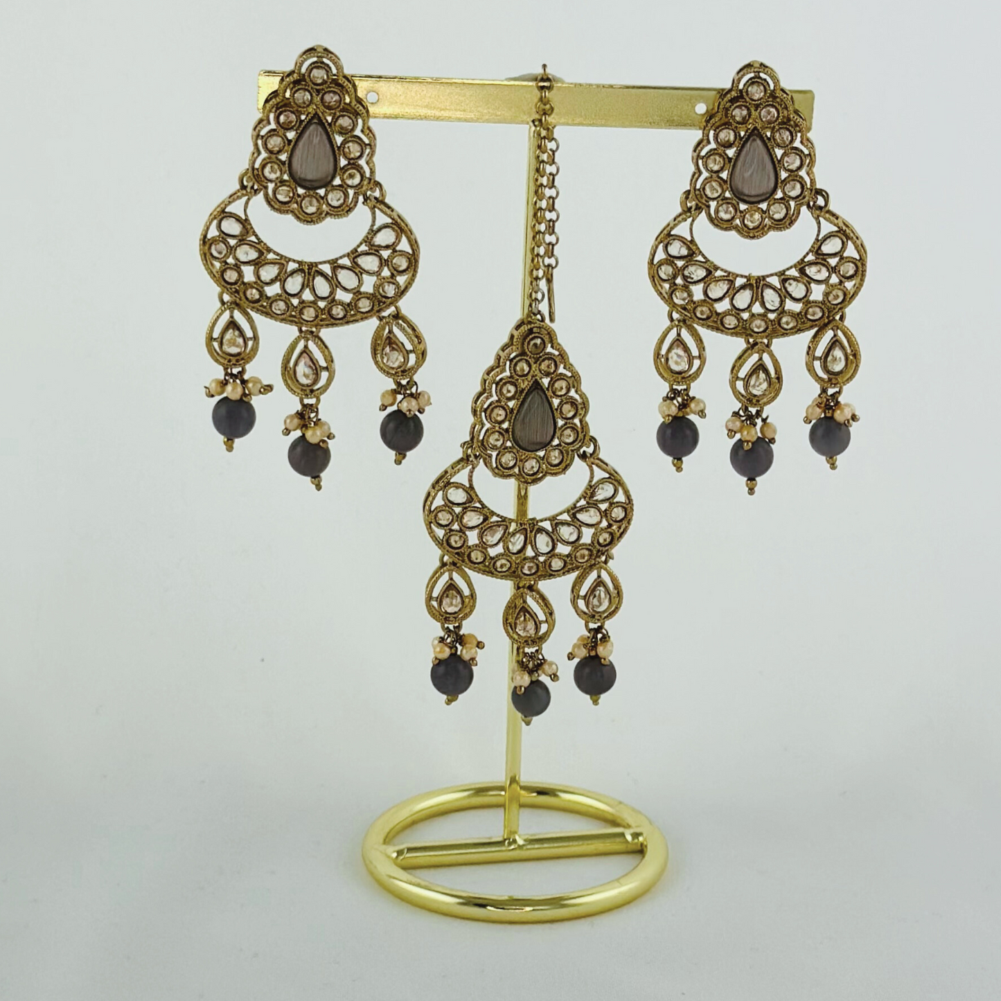 Necklace set with grey beads and stone. Set includes necklace, tikka & earrings. Prefect for Indian weddings, parties and special occasions. Latest 2023 fashion. High end Indian fashion jewellery with top quality stones and beads.