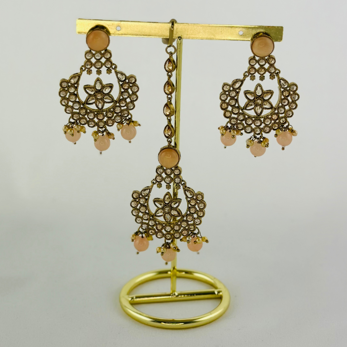 Necklace set with peach stones and beads. Set includes necklace, tikka & earrings. Prefect for Indian weddings, parties and special occasions. Latest 2023 fashion. High end Indian fashion jewellery with top quality stones and beads.