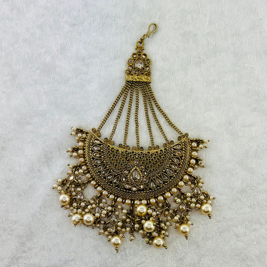 Passa with white stones and pearls. Prefect for Indian weddings, parties and special occasions. Latest 2023 fashion. High end Indian fashion jewellery with top quality stones and beads.