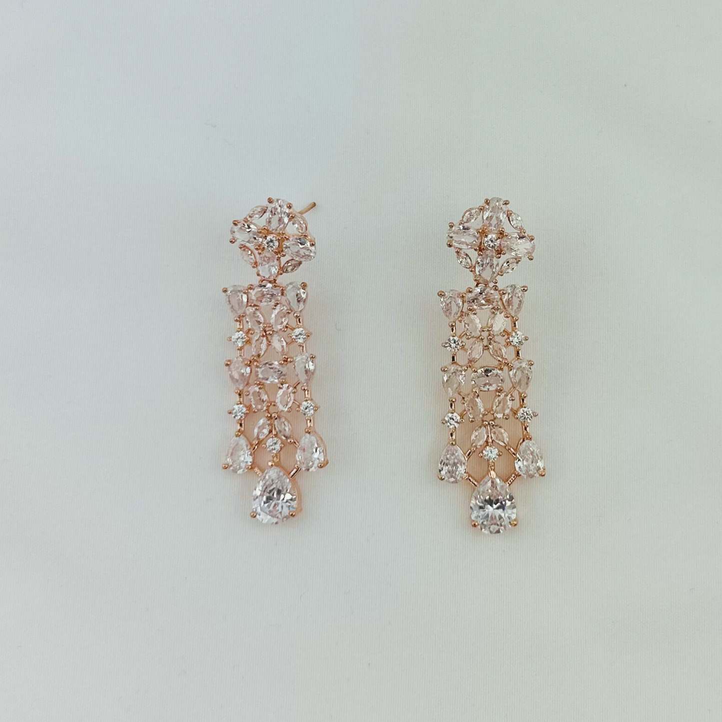 Rosegold necklace set with clear white stones. Set includes necklace & earrings. Prefect for Indian weddings, parties and special occasions. Latest 2023 fashion. High end Indian fashion jewellery with top quality stones and beads.