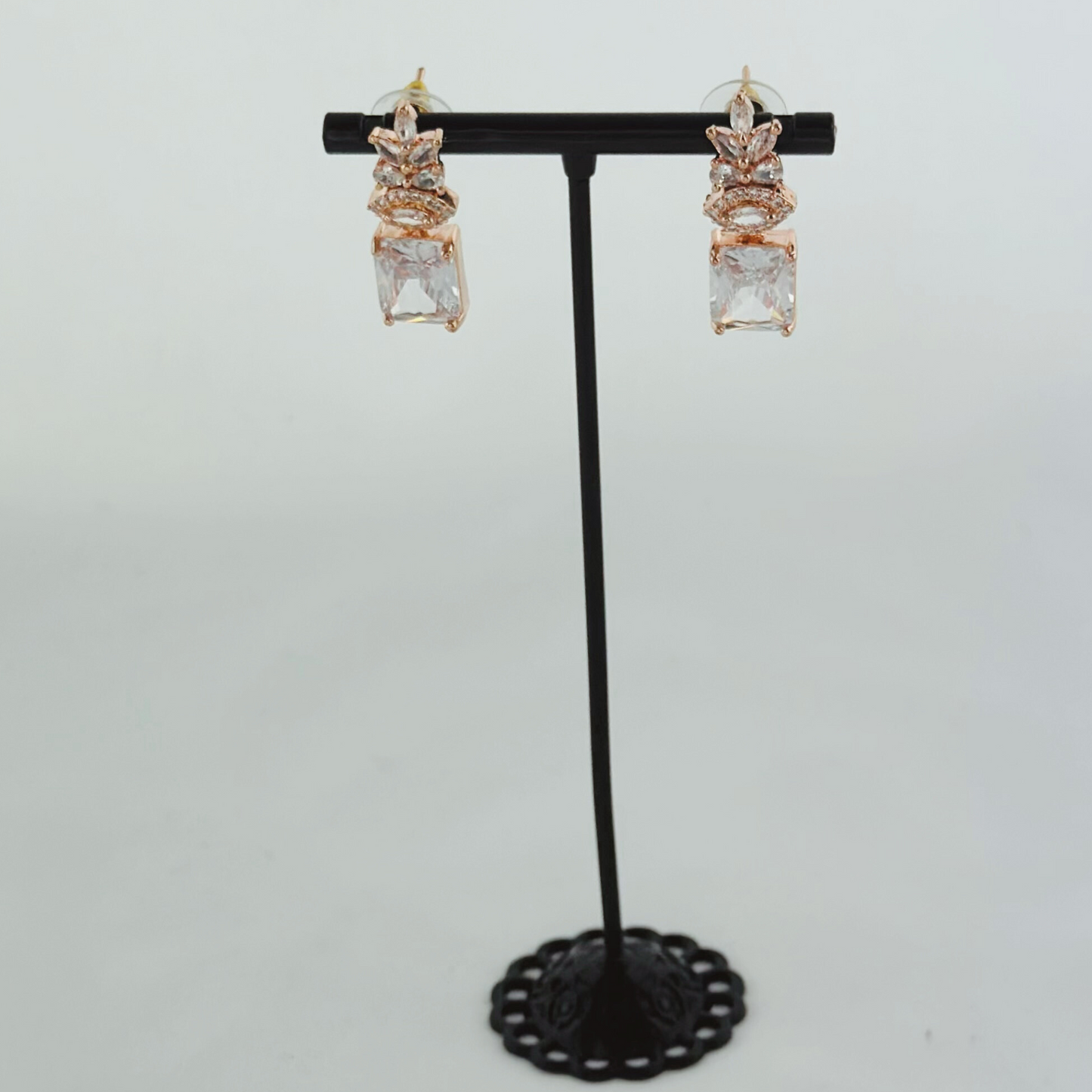 Rosegold necklace set with clear white stones. Set includes necklace & earrings. Prefect for Indian weddings, parties and special occasions. Latest 2023 fashion. High end Indian fashion jewellery with top quality stones and beads.