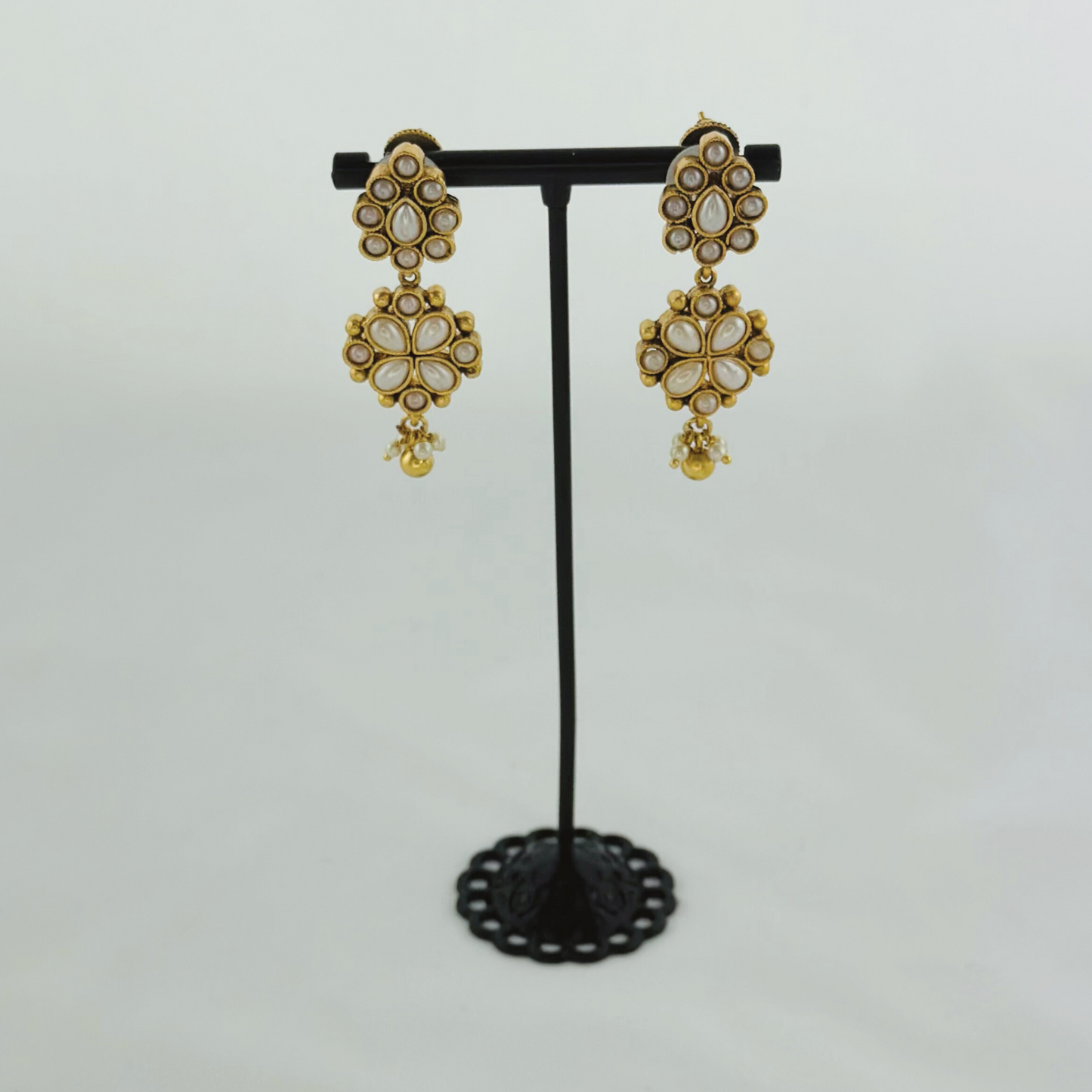 Necklace set with white pearl beads. Set includes necklace, tikka & earrings. Prefect for Indian weddings, parties and special occasions. Latest 2023 fashion. High end Indian fashion jewellery with top quality stones and beads.