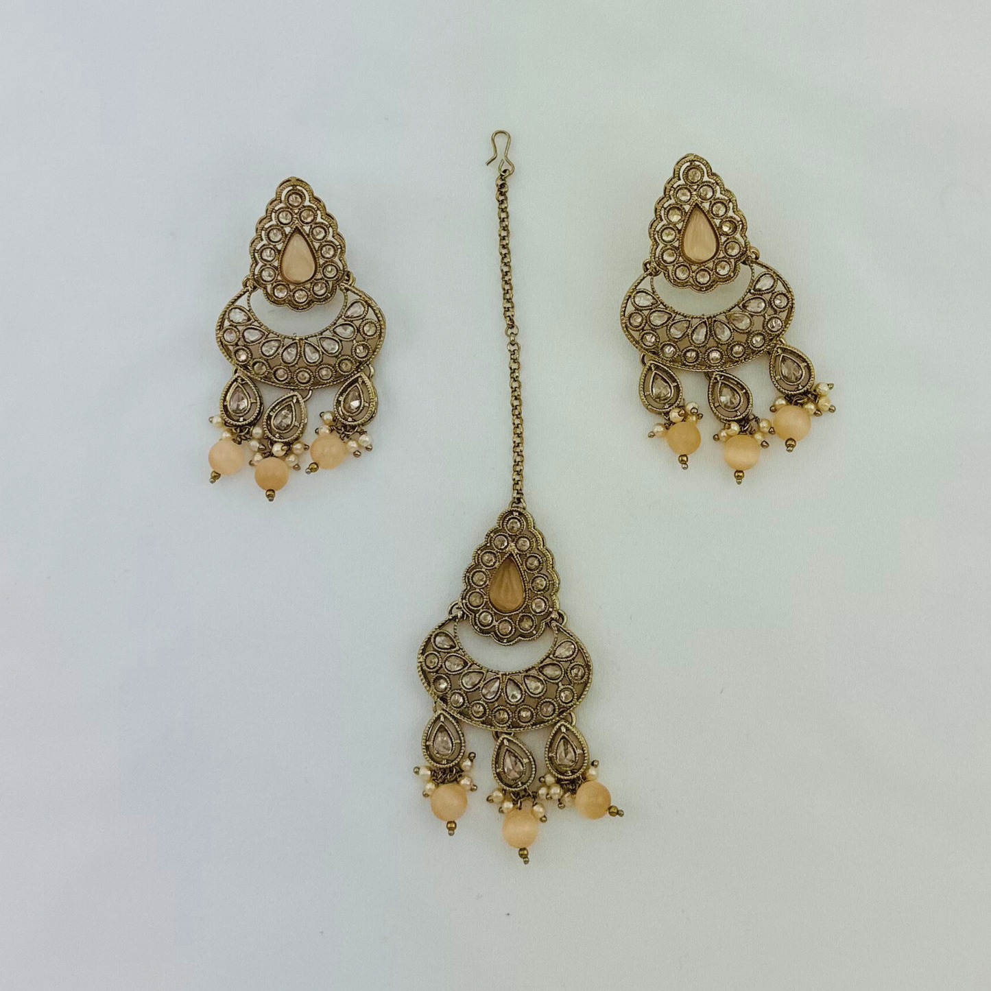 Necklace set with peach beads and stone. Set includes necklace, tikka & earrings. Prefect for Indian weddings, parties and special occasions. Latest 2023 fashion. High end Indian fashion jewellery with top quality stones and beads.