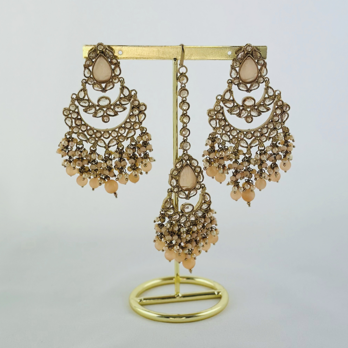 Choker set with peach beads and stones. Set includes necklace, tikka & earrings. Prefect for Indian weddings, parties and special occasions. Latest 2023 fashion. High end Indian fashion jewellery with top quality stones and beads.