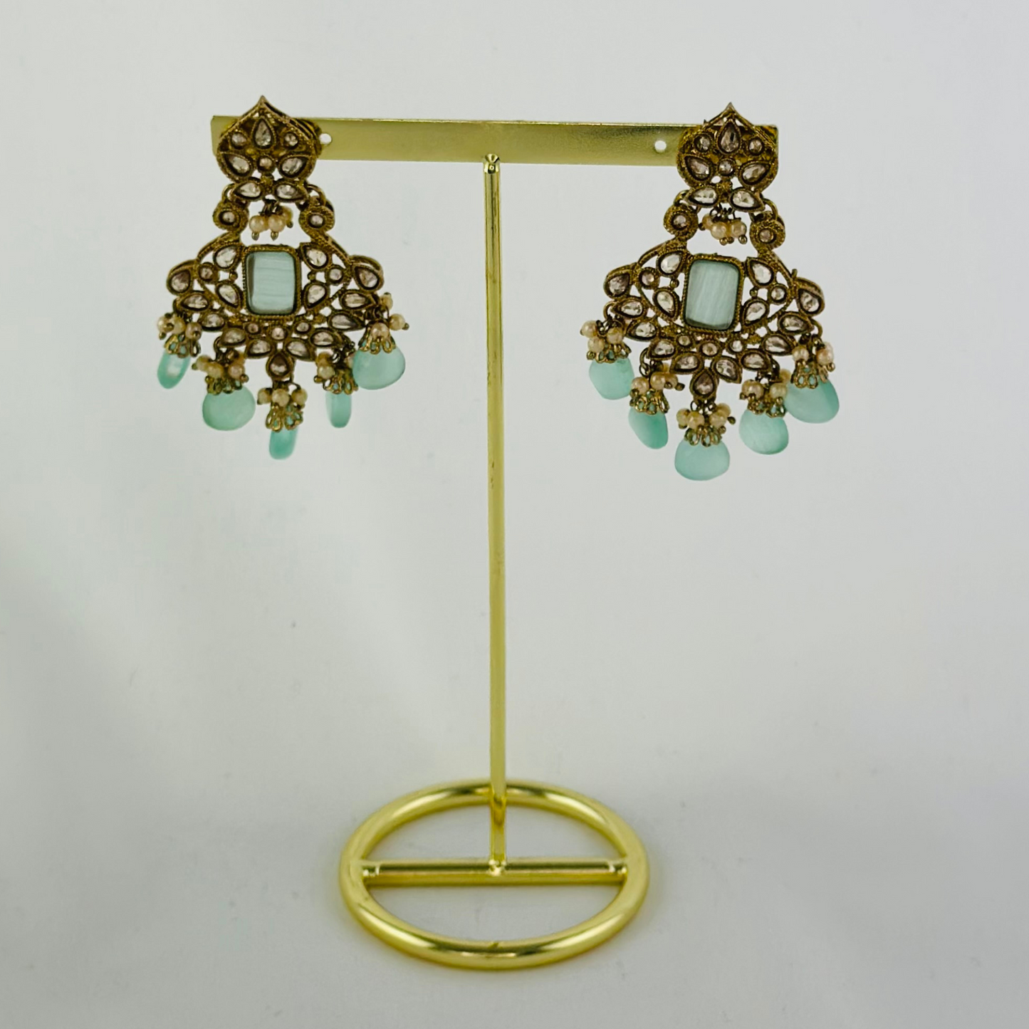 Set includes necklace, tikka & earrings. Prefect for Indian weddings, parties and special occasions. Latest 2023 fashion. High end Indian fashion jewellery with top quality stones and beads.
