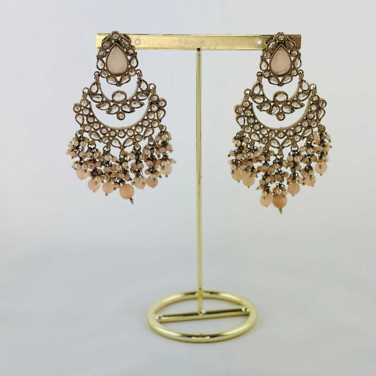 Choker set with peach beads and stones. Set includes necklace, tikka & earrings. Prefect for Indian weddings, parties and special occasions. Latest 2023 fashion. High end Indian fashion jewellery with top quality stones and beads.