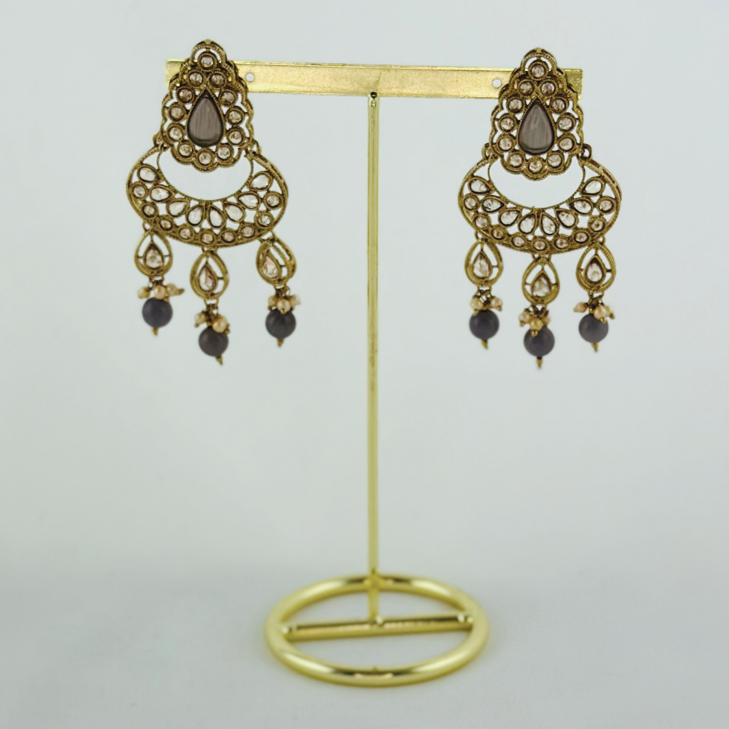 Necklace set with grey beads and stone. Set includes necklace, tikka & earrings. Prefect for Indian weddings, parties and special occasions. Latest 2023 fashion. High end Indian fashion jewellery with top quality stones and beads.