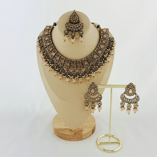 Necklace set with peach stones and beads.  Set includes necklace, tikka & earrings.  Prefect for Indian weddings, parties and special occasions.   Latest 2023 fashion. High end Indian fashion jewellery with top quality stones and beads.