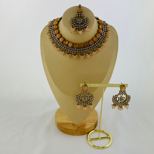 Necklace set with peach stones and beads. Set includes necklace, tikka & earrings.  Prefect for Indian weddings, parties and special occasions.   Latest 2023 fashion. High end Indian fashion jewellery with top quality stones and beads.