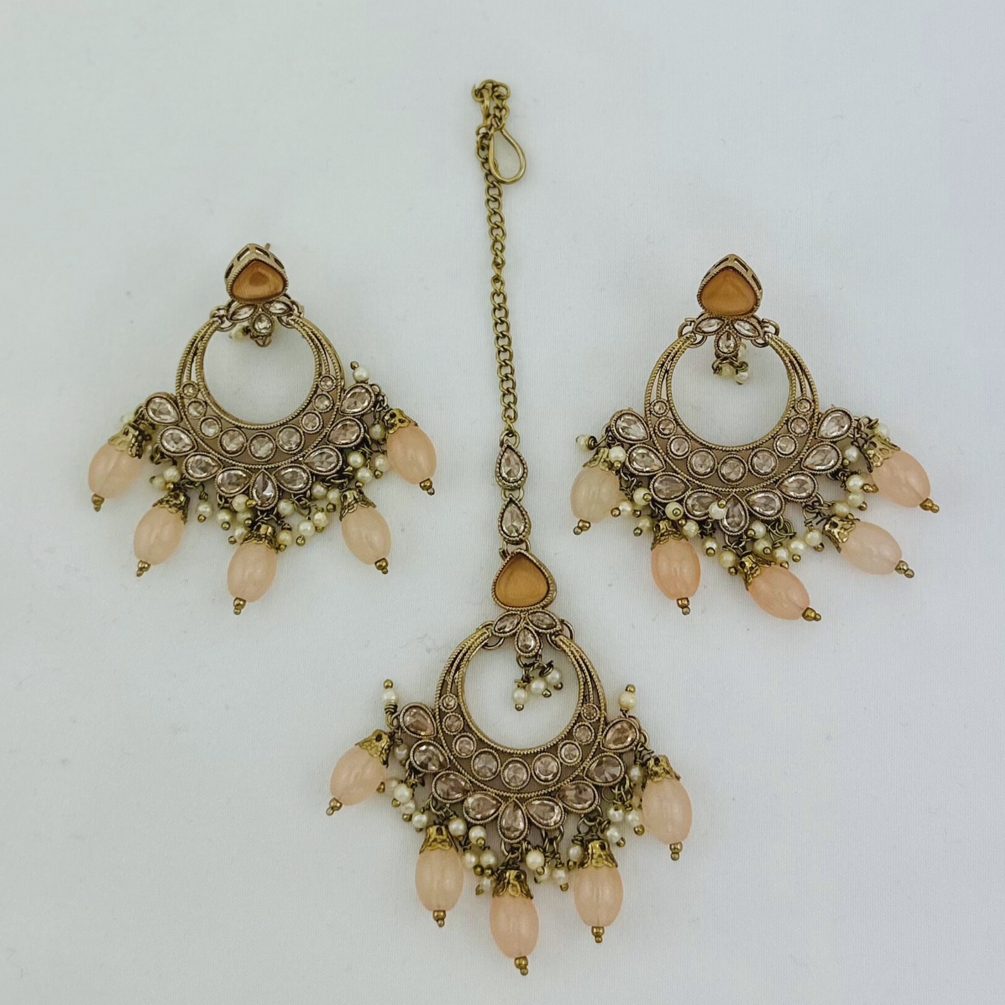 Necklace set with peach stones and beads.  Set includes necklace, tikka & earrings.  Prefect for Indian weddings, parties and special occasions.   Latest 2023 fashion. High end Indian fashion jewellery with top quality stones and beads.